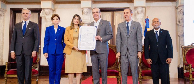 Rita Díaz, lexicógrafa del Igalex, recibe el Premio Anual a la Excelencia Docente en Educación Superior